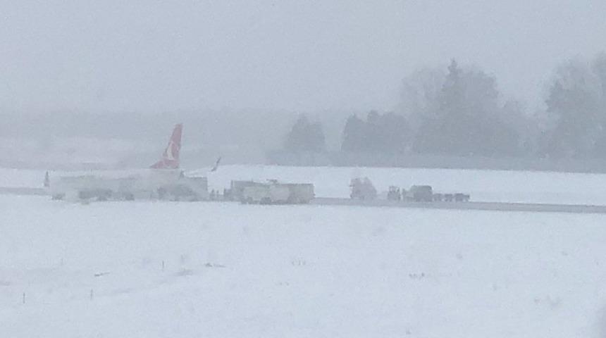 THY u&ccedil;ağı Lviv'de pistten &ccedil;ıktı!