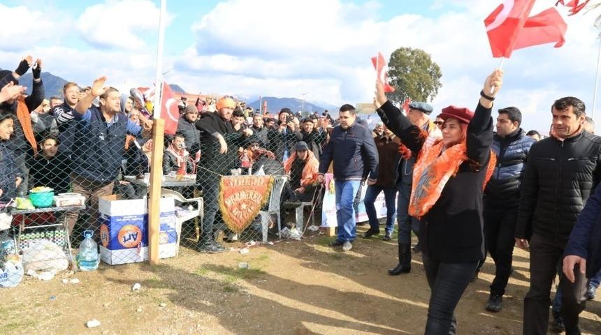 Başkan &Ccedil;er&ccedil;ioğlu, İncirliova deve g&uuml;reşlerini İzledi