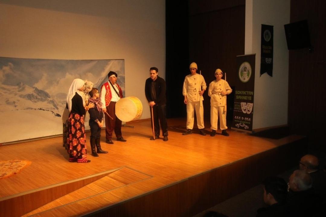 Sarıkamış tiyatro oyununa yoğun ilgi