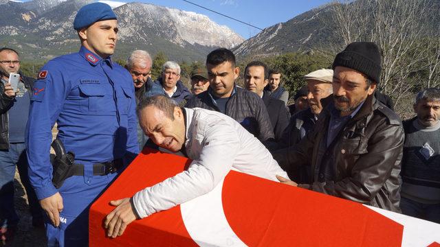 Misafirliğe gittiği binadan düşüp ölen asker toprağa verildi