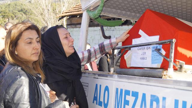 Misafirliğe gittiği binadan düşüp ölen asker toprağa verildi