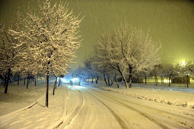 Isparta’da karla mücadele çalışmaları