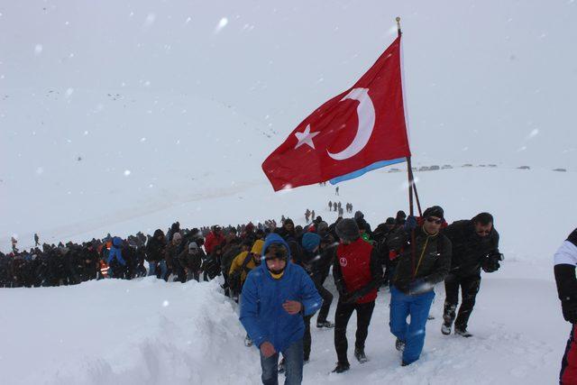 Sarıkamış şehitleri, Hakkari'de 2 bin 800 rakımda yürüyüşle anıldı