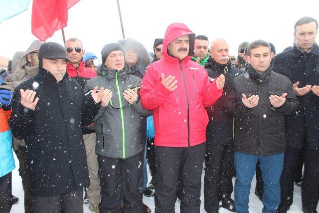 Sarıkamış şehitleri, Hakkari'de 2 bin 800 rakımda yürüyüşle anıldı