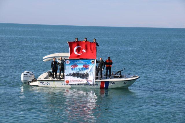 Sarıkamış şehitleri için Van Gölü'ne dalış yaptılar