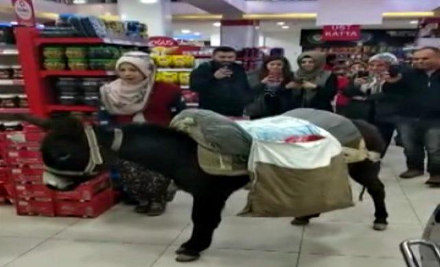 Paralı poşeti protesto için markete eşekle geldiler (2)