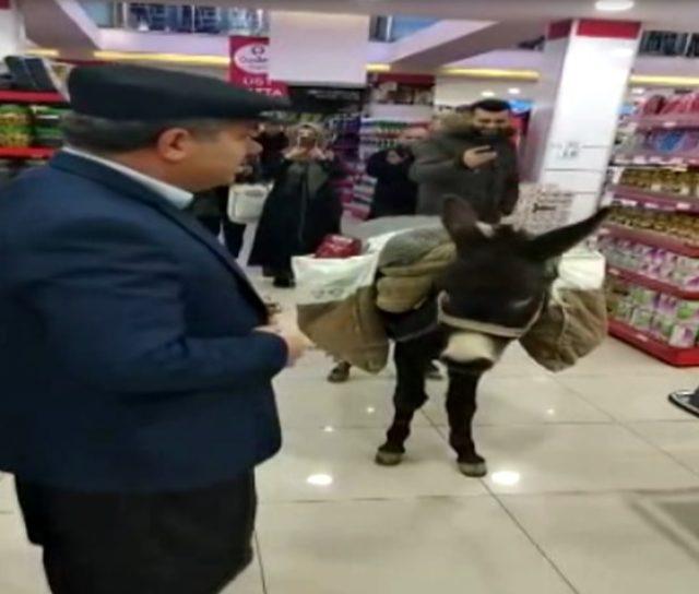 Paralı poşeti protesto için markete eşekle geldiler (2)