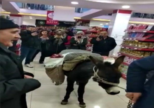 Paralı poşeti protesto için markete eşekle geldiler (2)