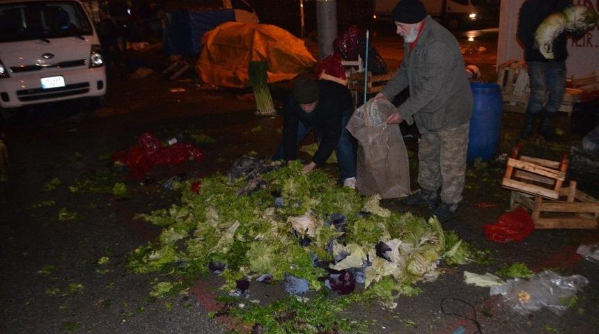 (Özel haber) Yaban hayvanları için her akşam kapı kapı dolaşıyorlar