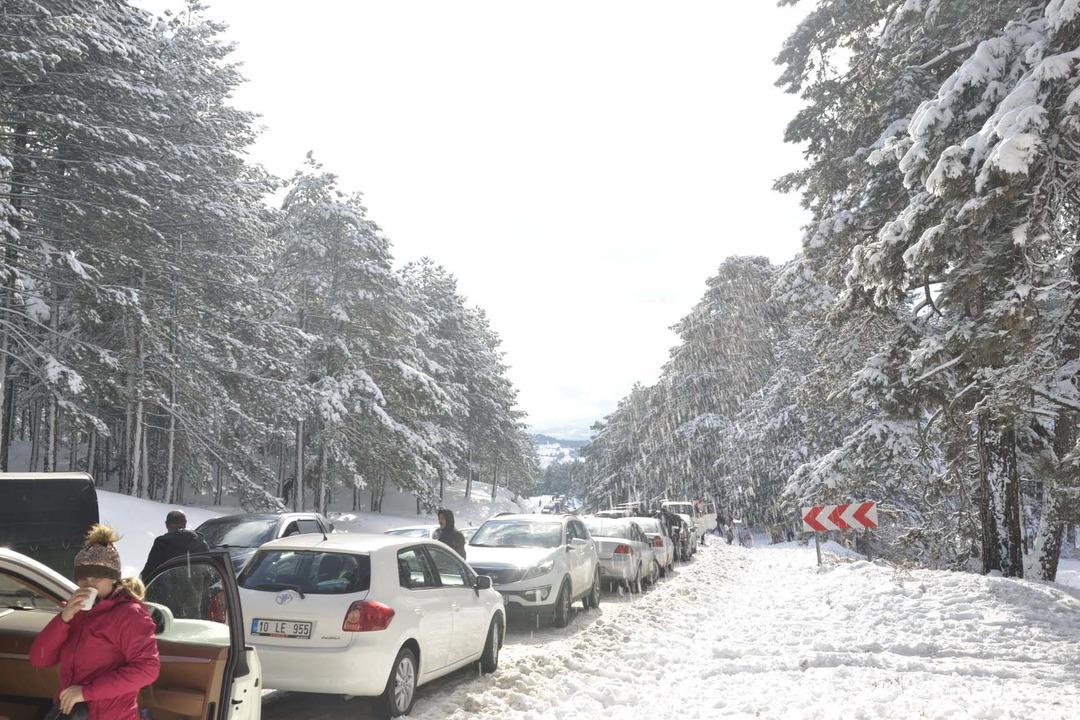 Kar g&ouml;rmek isterken trafiğe takıldılar