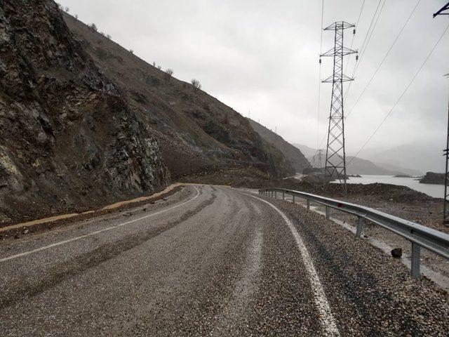 Yağmur heyelana neden oldu, otomobil toprak altında kaldı