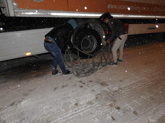 Çorum'da kar ve tipi etkili oluyor, araçlar yolda kaldı