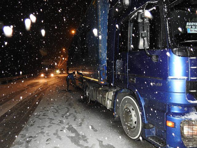 Çorum'da kar ve tipi etkili oluyor, araçlar yolda kaldı