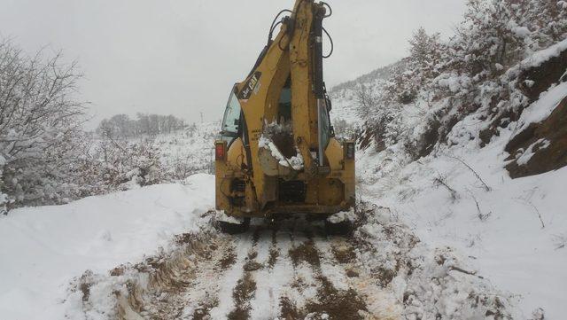 Kirazda kar yağışı nedeniyle 13 köy yolu ulaşıma kapandı