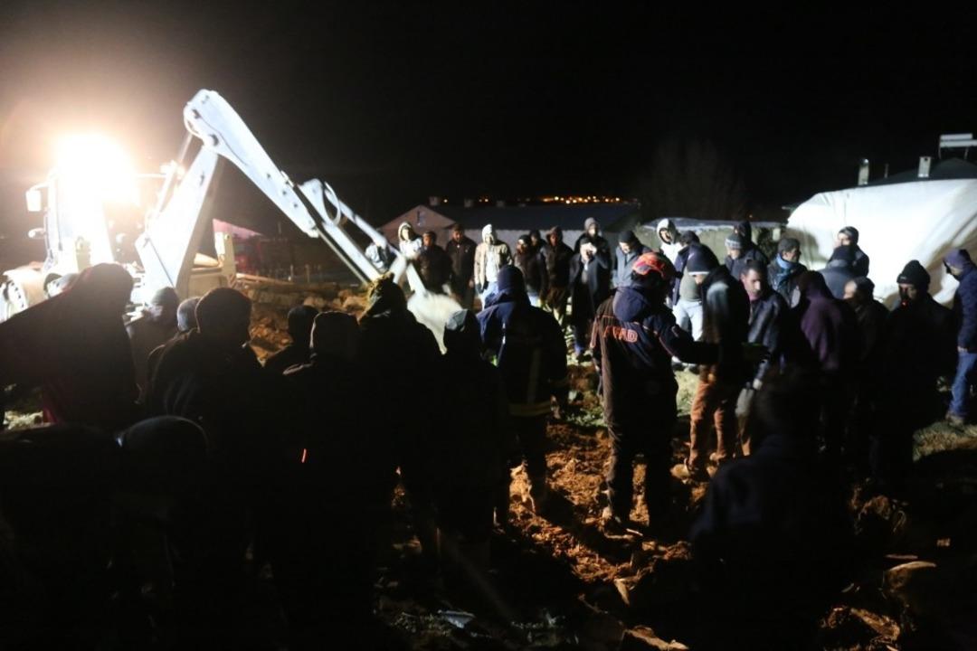 G&uuml;rpınar&rsquo;da ahır &ccedil;&ouml;kt&uuml; 75 koyun telef oldu