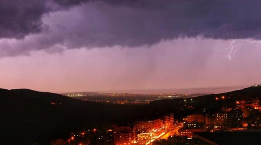 Hatay’da şimşekler geceyi aydınlattı