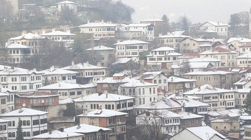 Karab&uuml;k&rsquo;&uuml;n il&ccedil;elerinde eğitime kar tatili