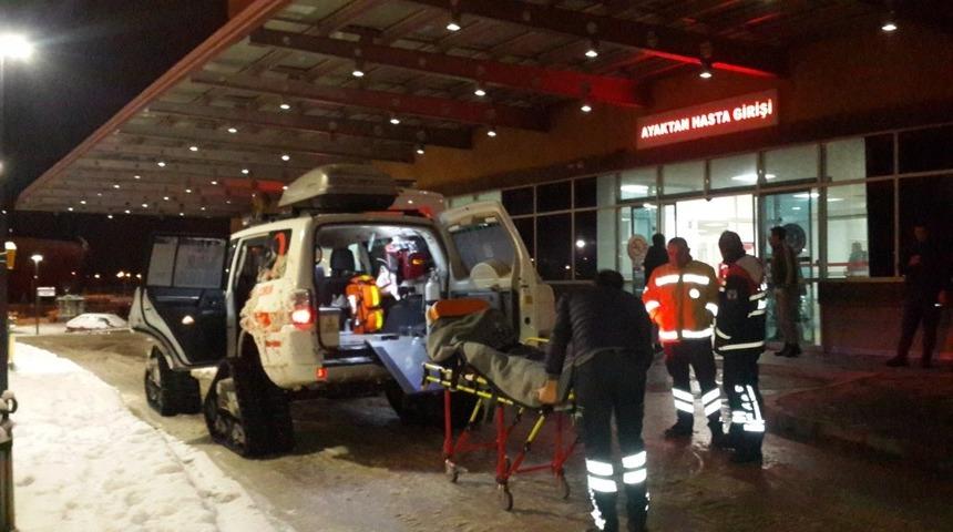 Yol kapanınca hastaya karpalet ambulansla ulaştılar