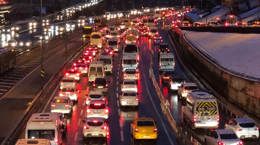 İstanbul'da 'kar' trafiği! Yoğunluk arttı
