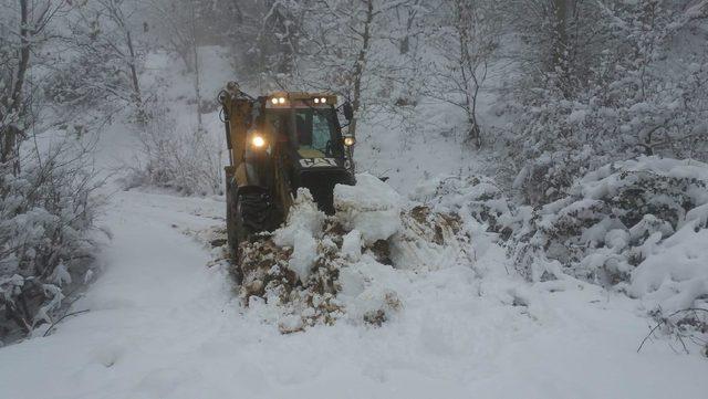 Kiraz'da kar nedeniyle kapanan 13 köy yolu ulaşıma açıldı