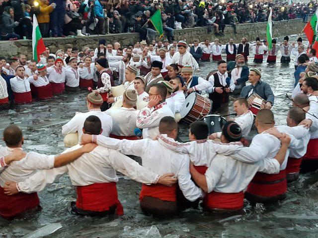 Buzlu suda davul-tulum eşliğinde halay çektiler