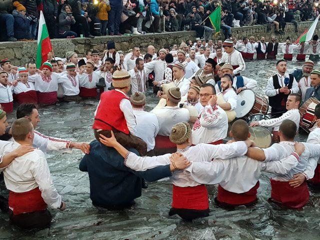 Buzlu suda davul-tulum eşliğinde halay çektiler