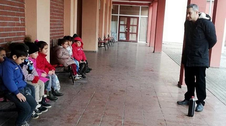 Deney yapan veli, &ouml;ğrencileri kahkahaya boğdu