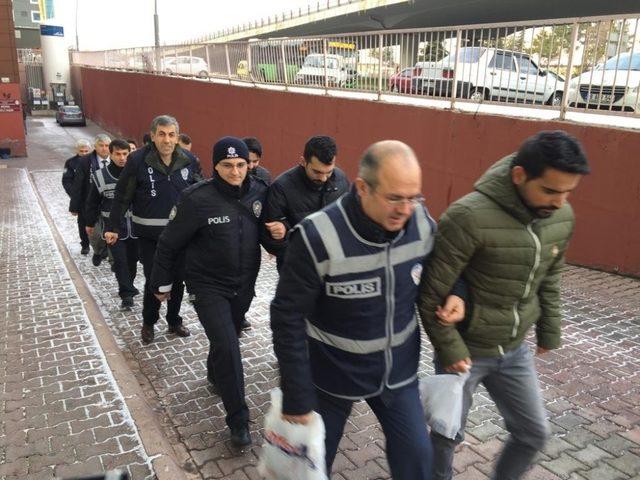 FETÖ operasyonunda gözaltına alınan 8 kişi adliyeye sevk edildi