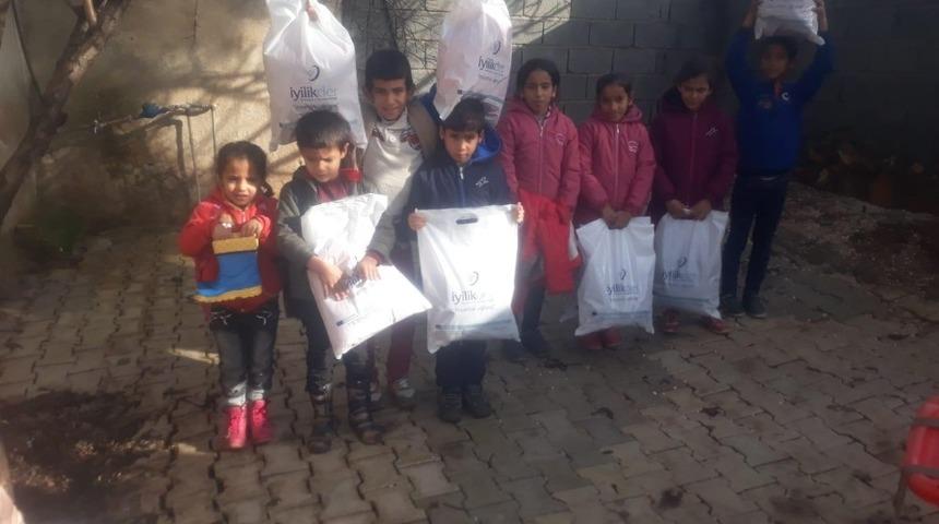 &Ouml;ğrencilere kışlık giysi yardımı