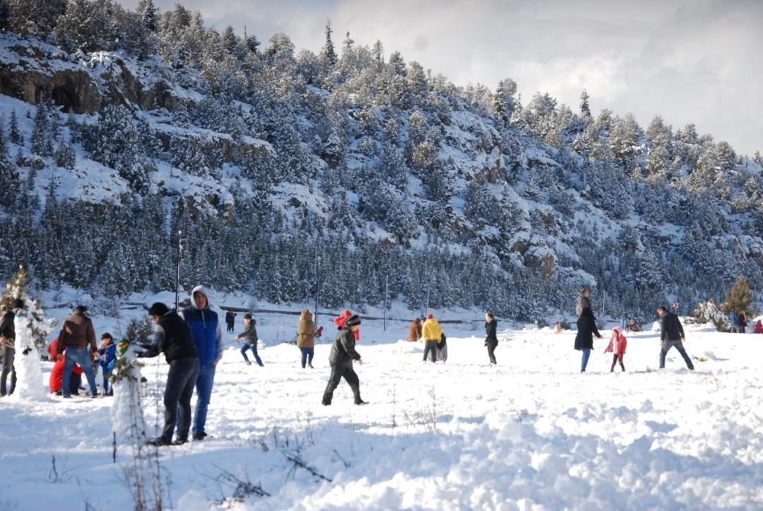 Silifke&rsquo;nin y&uuml;ksek kesimlerinde kar yağışı etkili oluyor