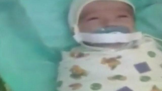 Kuvözdeki bebeğe emzik işkencesi