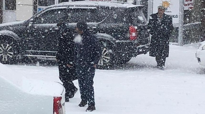 &Ccedil;ıldır yoğun kar yağışı altında