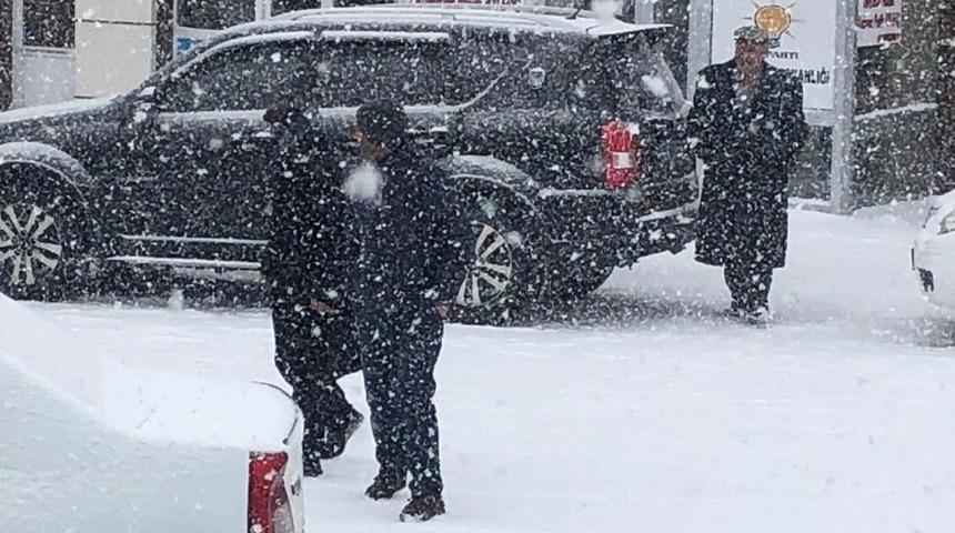 &Ccedil;ıldır yoğun kar yağışı altında