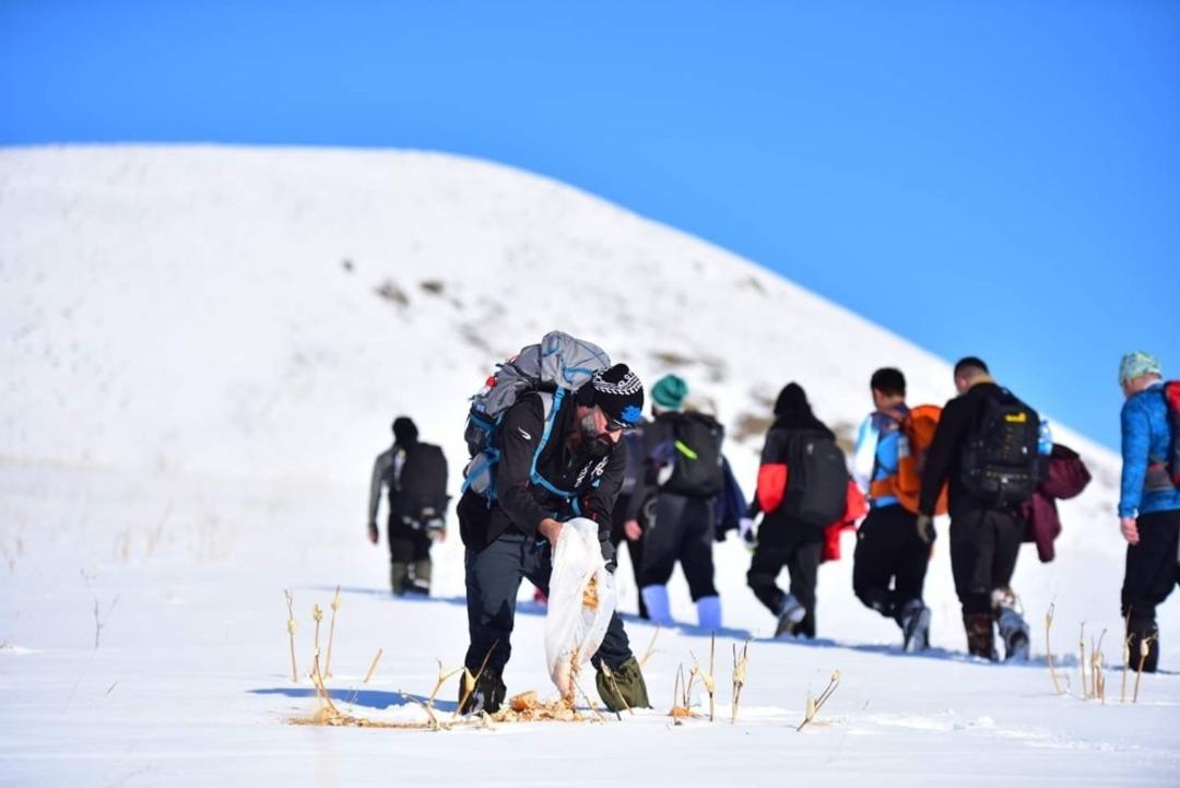 Dağcılardan yaban hayvanları i&ccedil;in yemleme &ccedil;alışması