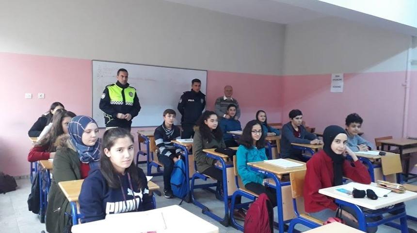 Lise öğrencilerine trafik eğitimi