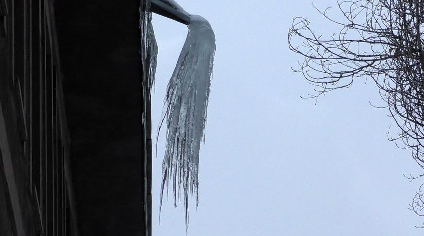Ardahan&rsquo;da buz sarkıtları tehlike sa&ccedil;ıyor