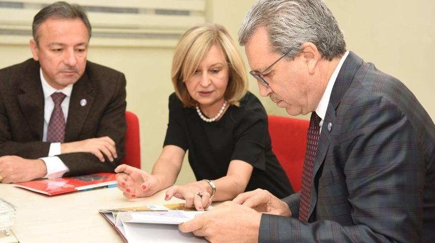 Beyin atlaslı N&ouml;roanatomi kitabına Egeli imzası