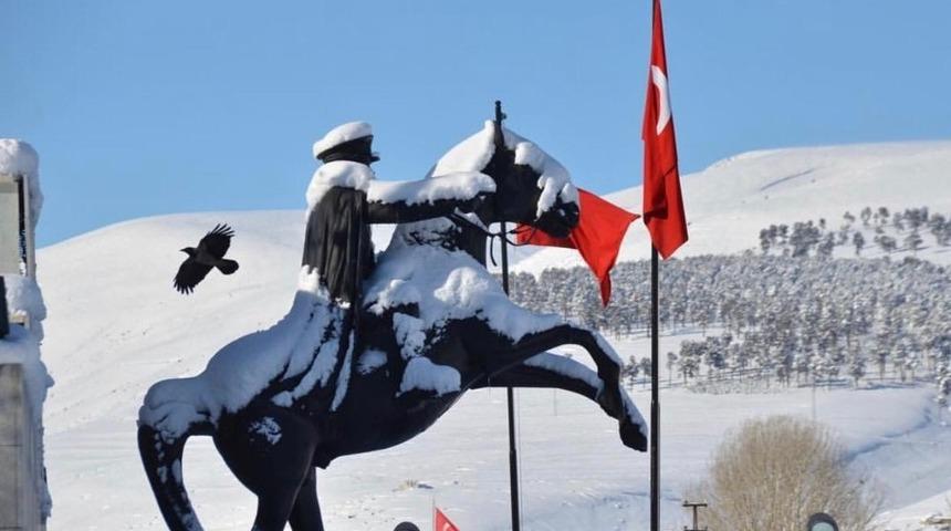 Sarıkamış&rsquo;ta kar hayatı olumsuz y&ouml;nde etkiledi