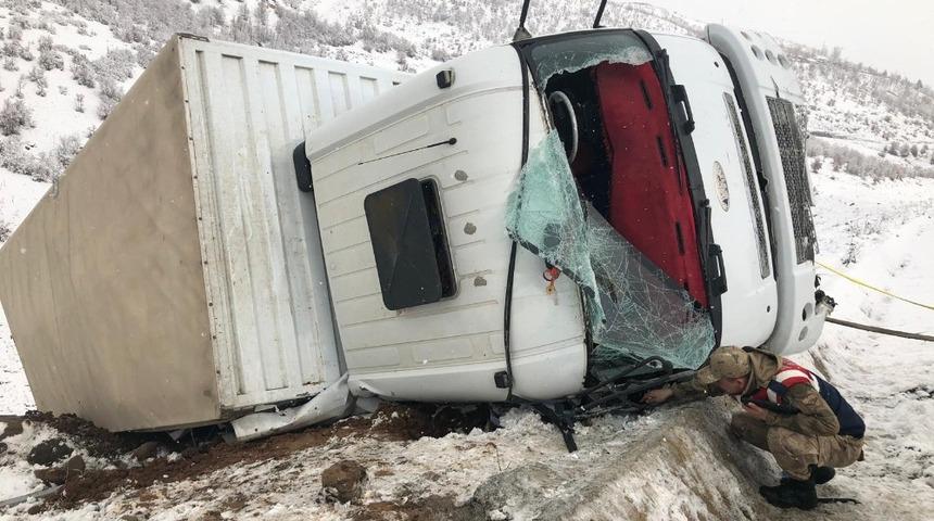 Bing&ouml;l&rsquo;de tır devrildi: 3 yaralı