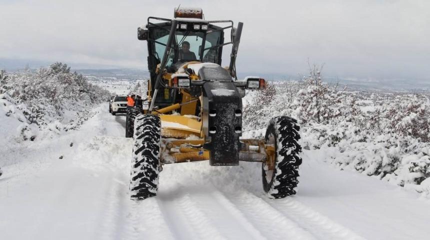 Kütahya’da yoğun kar yağışı sonrası kapanan 195 köy yolu ulaşıma açıldı