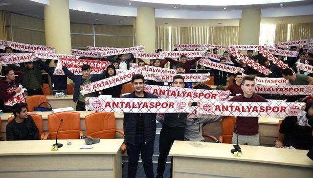 Tütüncü’den gençlere Antalyaspor kaşkolü