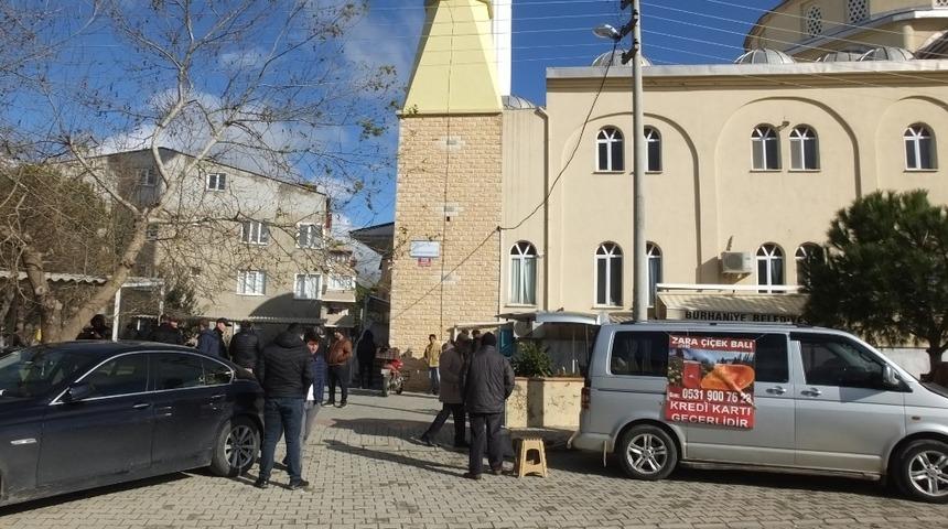 Camiyi ısıtmakta zorlanan cemaat çareyi panjurla bölmekte buldu