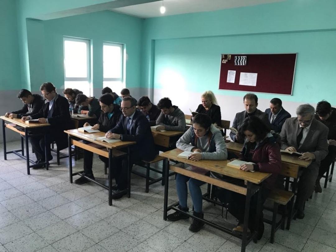 Kaymakam &Ouml;ner, liselilere kitap hediye etti