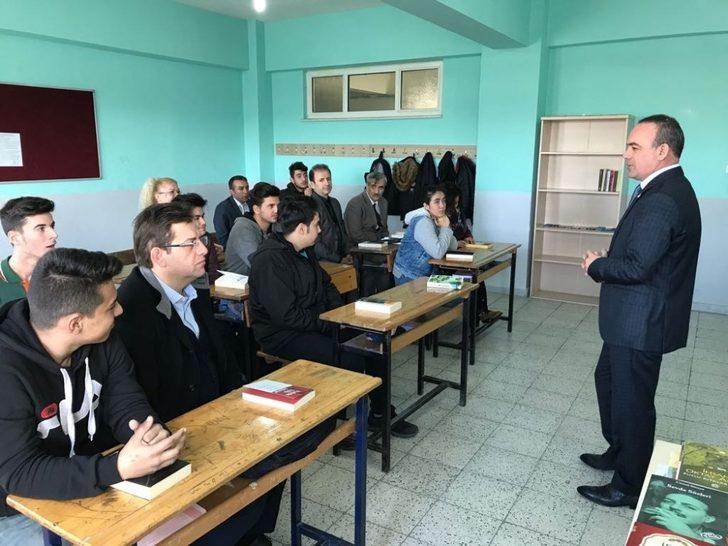 Kaymakam Öner, liselilere kitap hediye etti G2