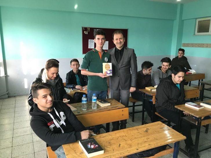 Kaymakam Öner, liselilere kitap hediye etti G3