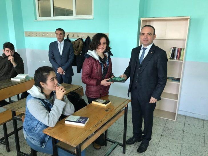 Kaymakam Öner, liselilere kitap hediye etti G5