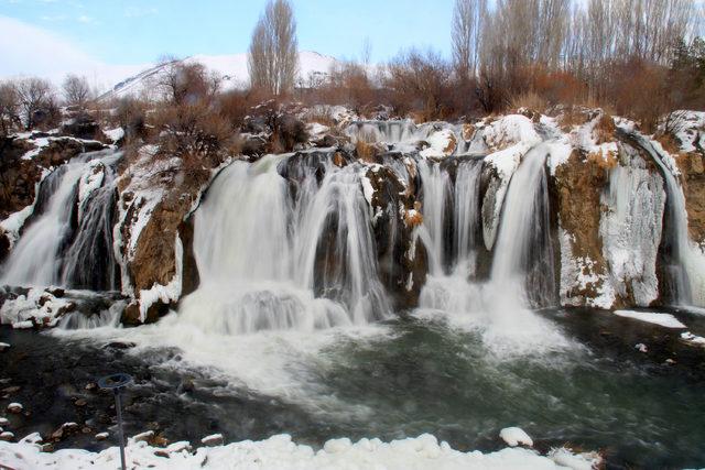 Muradiye Şelalesi kısmen dondu