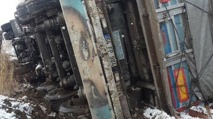 Tır şarampole devrildi, 1 yaralı