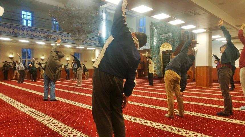 İskenderun'da tartışma yaratan görüntü: Camide jimnastik yaptılar!