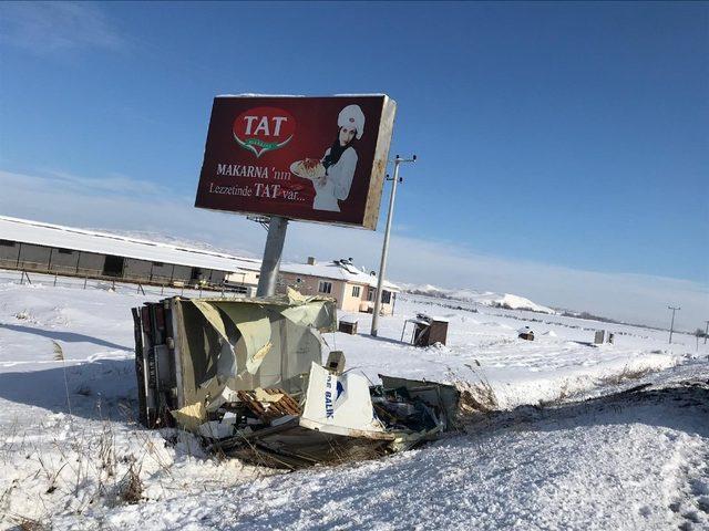 Balık yüklü kamyon şarampole devrildi